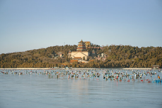 北京冬天颐和园昆明湖滑冰