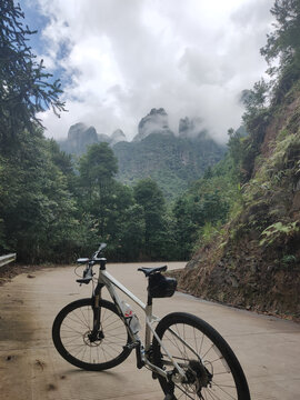 骑行在山里