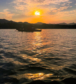 夕阳西湖的游船