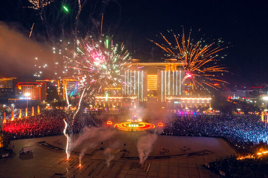 酒泉世纪广场元宵节烟花晚会