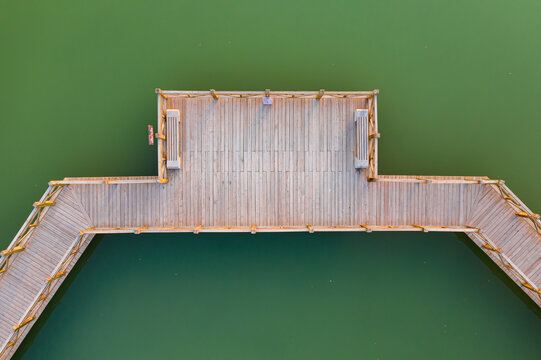 俯拍湖面木质廊桥