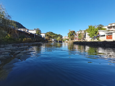 河流