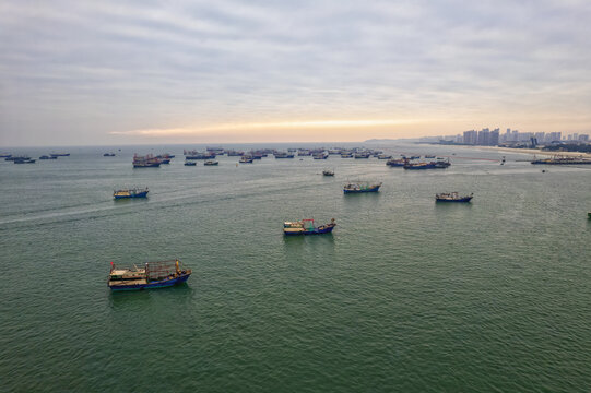 北海银滩渔船夕阳归港航拍