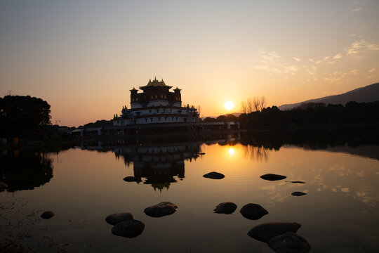 夕阳下的无锡五印坛城