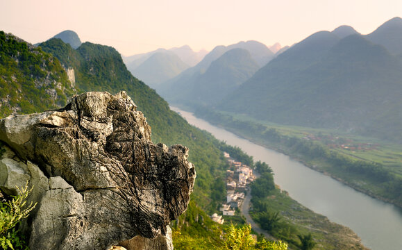 山峰河流