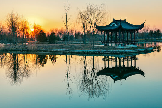 夕阳湖水古亭