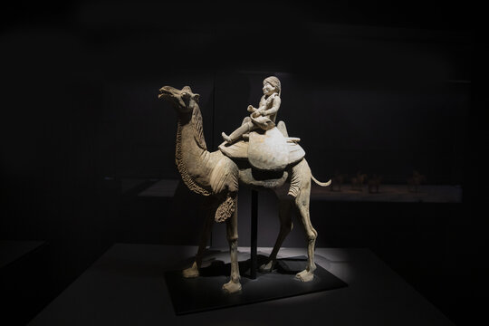 唐代加彩陶骑骆驼胡人俑