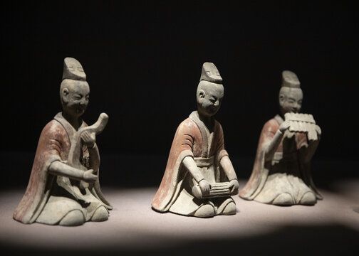北齊彩繪陶男樂俑
