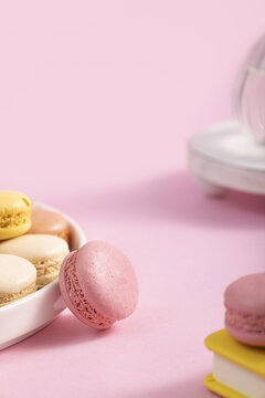 粉色桌面上的法式甜品马卡龙