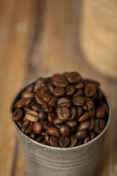小铁桶里的咖啡豆
