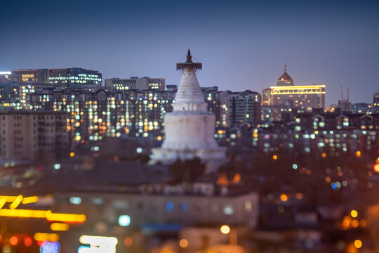 移轴镜头中的北京白塔寺业夜景