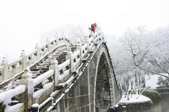 雪中的桥