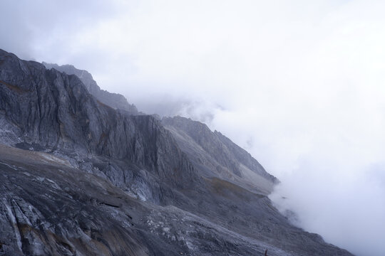 玉龙雪山山顶云雾高海拔