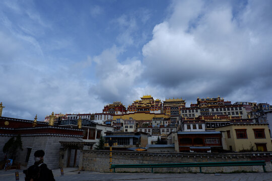 松赞林寺藏族风格佛教建筑
