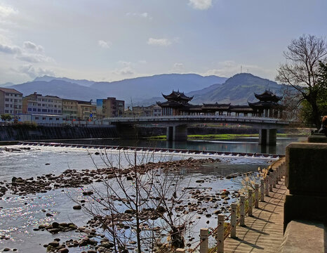 荥经廊桥河岸风景