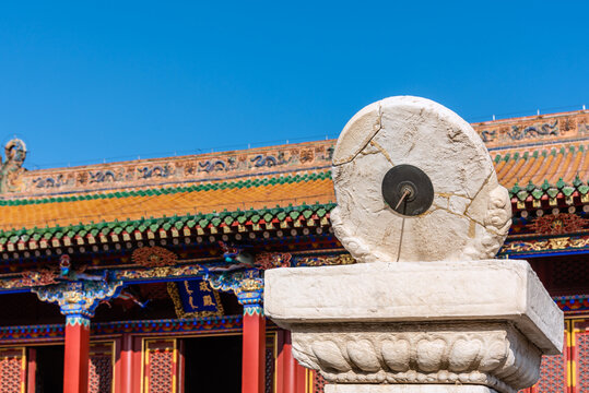 中国沈阳故宫的宫殿和日晷