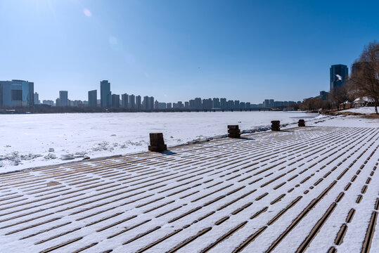 冬天雪后中国沈阳五里河公园