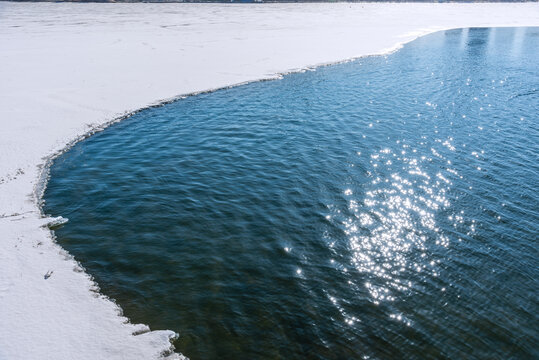 初春中国沈阳开始解冻的冰河