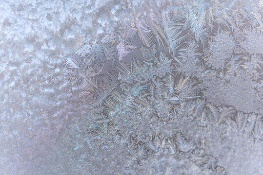 冬天玻璃窗上的冰花特写