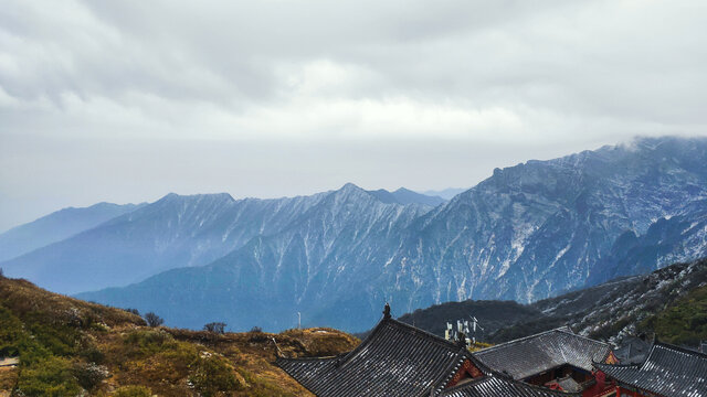 连绵山峦