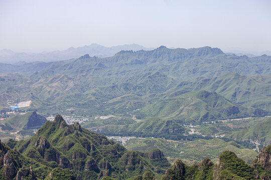 连绵山峦起伏