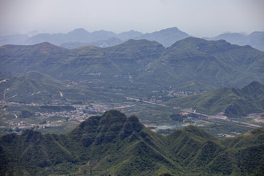 连绵山峦起伏