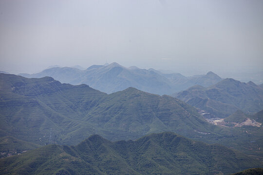 连绵山峦起伏