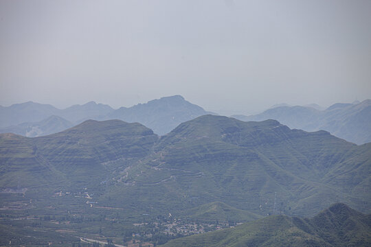 连绵山峦起伏