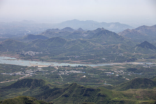 连绵山峦起伏