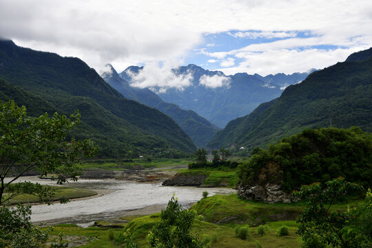 高山河流