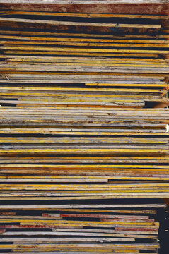 整齐堆放的彩色木板建筑材料