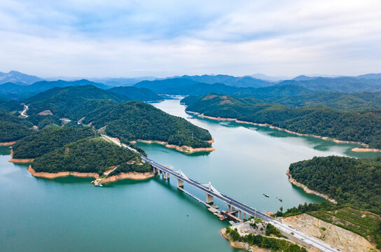 山光湖色龙湖大桥