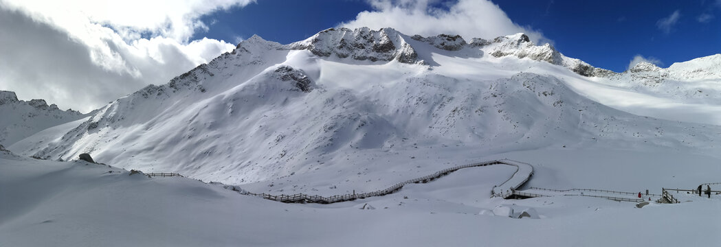 高海拔雪景