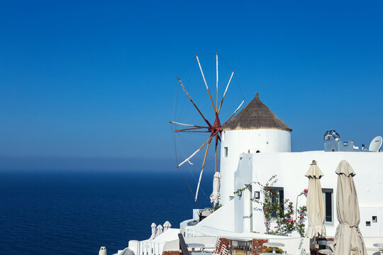 希腊圣托里尼小镇风车建筑
