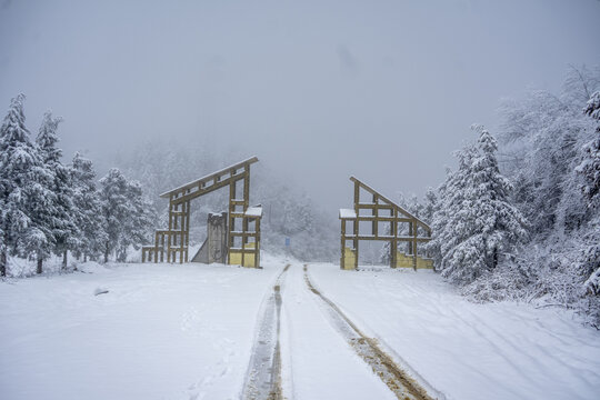 重庆武隆寺院坪大门雪景