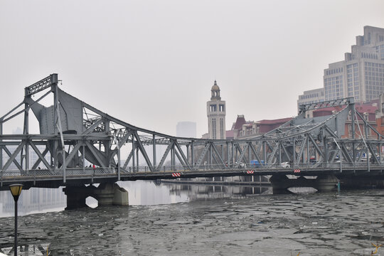 雾中解放桥