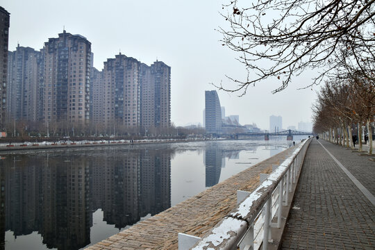 海河雾景