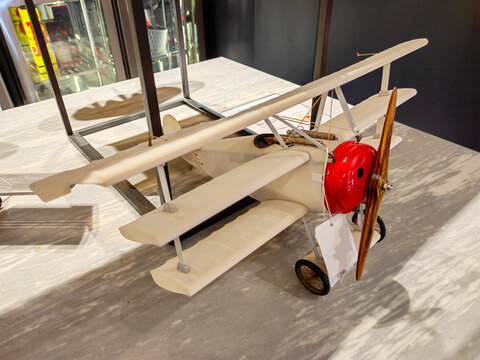 双翼螺旋桨飞机模型