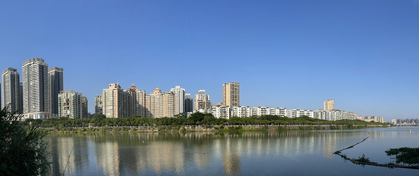 纯净天空蓝色湖水