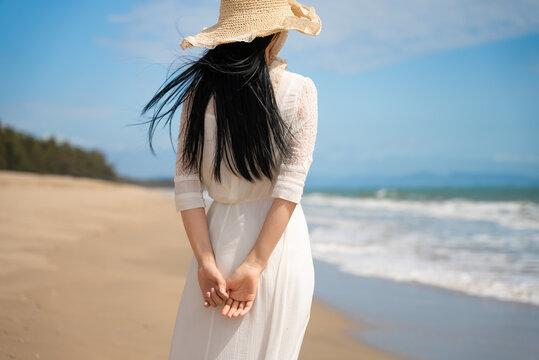 美女海边唯美背景