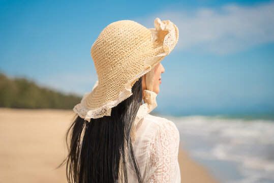 夏天海边看海的女性