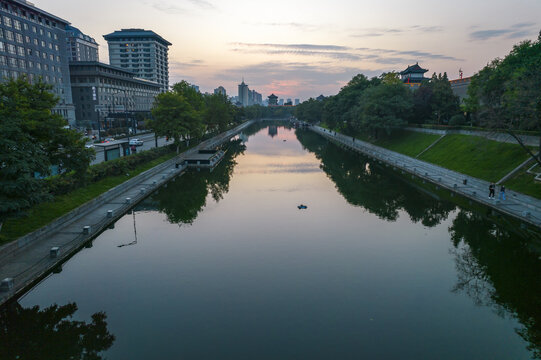 护城河日落