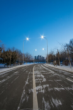 冬天日出下的沈阳城市道路