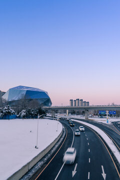 冬天中国沈阳浑河的雪地道路