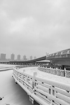 冬天中国沈阳浑河的雪地道路