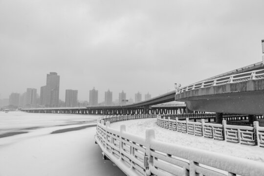 冬天中国沈阳浑河的雪地道路