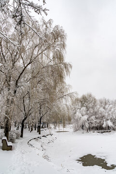 冬天中国沈阳浑河的雪地道路