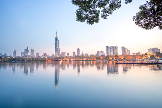 中国南京玄武湖公园建筑夜景