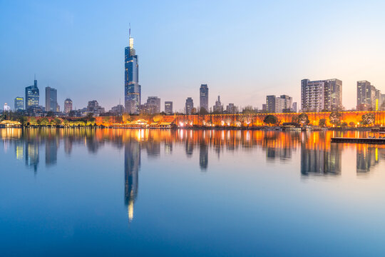 中国南京玄武湖公园建筑夜景