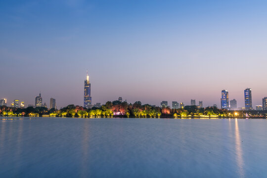 中国南京玄武湖公园建筑夜景